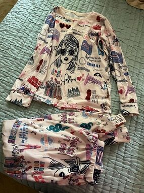 Taylor Swift Kids Pink Graphic Girls Pajama Set - Illustrated Hearts & Quotes